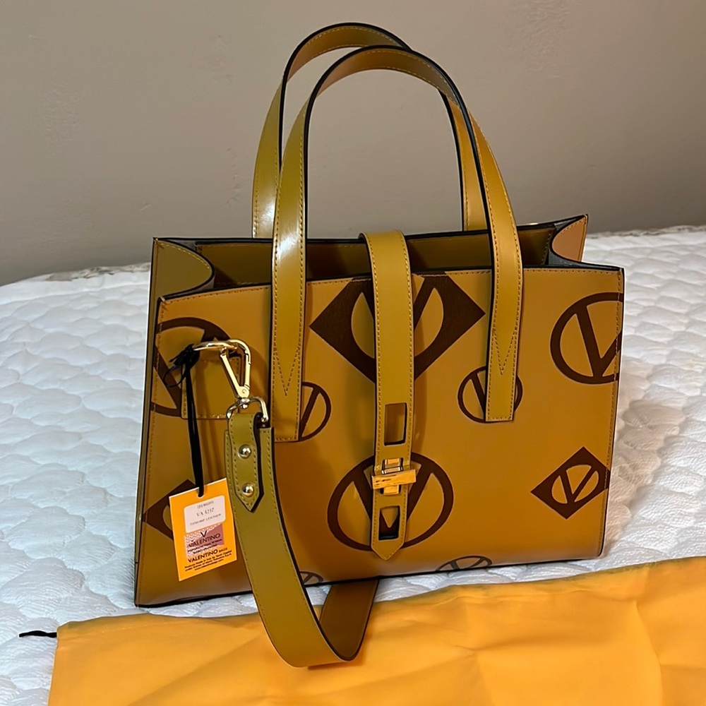 VALENTINO

HANDBAGS